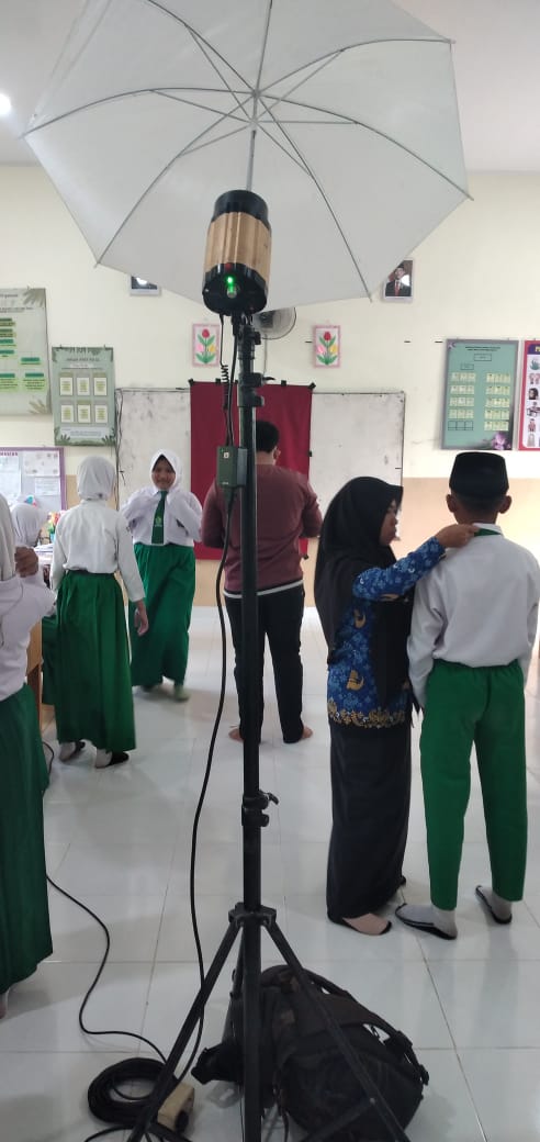 Persiapan Asesmen Madrasah: Siswa Kelas 6 Melakukan Sesi Foto untuk Ijazah dan Ujian