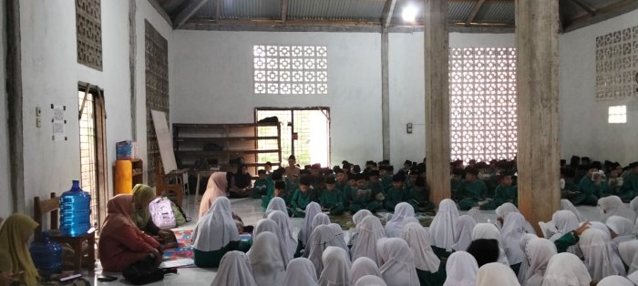 Madrasah Laksanakan Kegiatan Yasinan Jumat Rutin Madrasah Laksanakan Kegiatan Yasinan Jumat Rutin