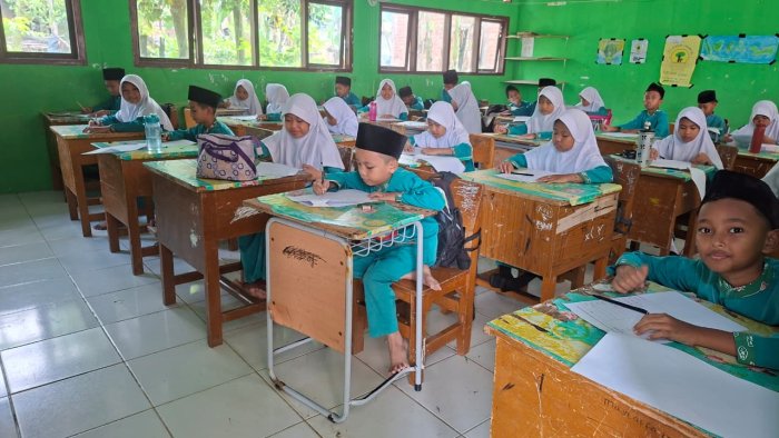 Hari Kedua Ujian Madrasah di MIN 4 Batang Hari Berjalan Lancar dan Tertib Hari Kedua Ujian Madrasah di MIN 4 Batang Hari Berjalan Lancar dan Tertib