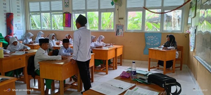 Hari Keenam, Kepala Madrasah MIN 4 Batang Hari Laksanakan Supervisi Pembelajaran Al-Quran Hadits di Kelas VI B