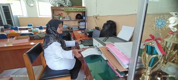 Guru MIN 4 Batang Hari, Eti Mufidah, S.Pd.I., Cetak Media Pembelajaran untuk Siswa Guru MIN 4 Batang Hari, Eti Mufidah, S.Pd.I., Cetak Media Pembelajaran untuk Siswa